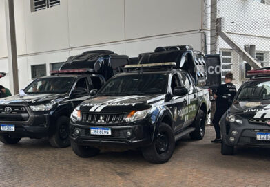 Pesadelo continua: 63 presos em celas de Unidades Policiais e outros algemados em viaturas