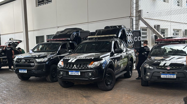 Pesadelo continua: 63 presos em celas de Unidades Policiais e outros algemados em viaturas
