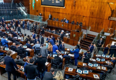 Assembleia aprova projeto que acaba com a cláusula de barreira e texto segue para sanção de Eduardo Leite